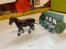 KAYRON FARMING.BRITAINS.1:32. METAL.VINTAGE HORSE DRAWN SEED DRILL. CULTIVATOR