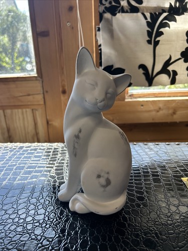 White wood cat sitting - white,