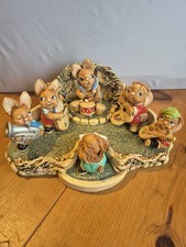 VINTAGE PENDELFIN COLLECTABLE CONCERT STAND WITH 5 MUSICAL RABBIT FIGURINES VGC