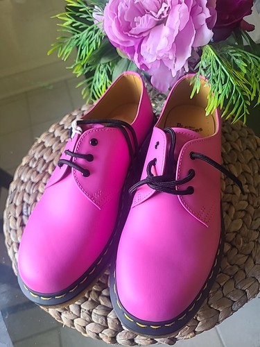 New womens martens 8 - sz,