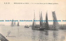 R076760 Boulogne sur Mer. La sortie du Chenal par les baleaux pecheurs. E. Dejon