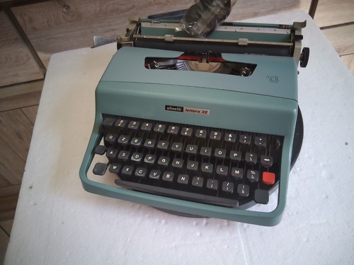 Olivetti letter typewriter - 32,