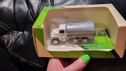 Ertl john deere milk tanker - john,