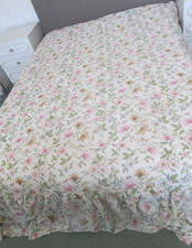 Vintage Dorma Honeysuckle/Wild Rose quilted double bedspread. Frilled valance.