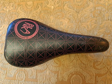 VINTAGE MID SCHOOL BLANK BMX SADDLE IN RED AND BLACK