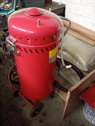 Red sandblaster blasting pot - red,
