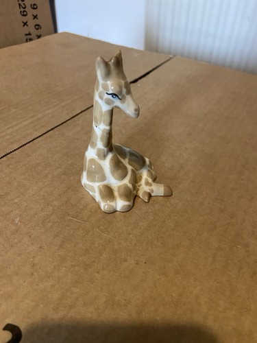 Szeiler giraffe lying down - szeiler,