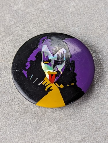 Vintage 80s kiss pin badge - 80s,