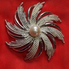 Vintage Brooch Sarah Coventry