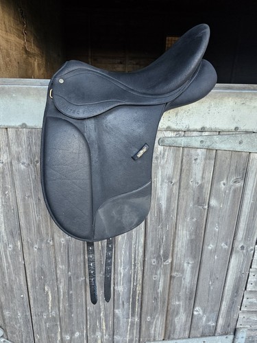 Wintec pro dressage saddle - 17",