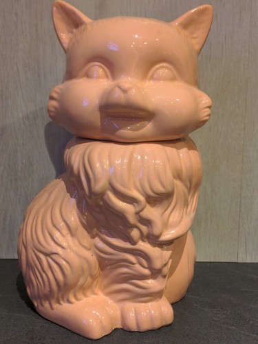Kitsch pink ceramic cat - pink,