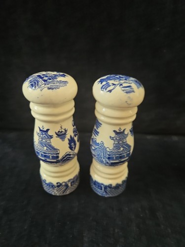 Vintage salt pepper pot - salt,