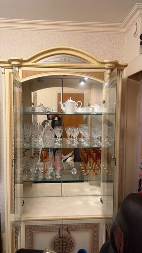 Display unit with doors - display,