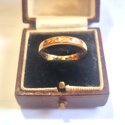 Beautiful 9ct gold and diamond - beautiful,