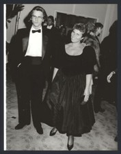 1989 RIVER PHOENIX & MOTHER