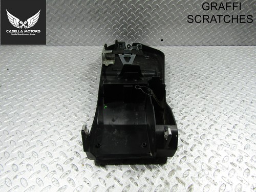 Under tail battery - tail, compartment