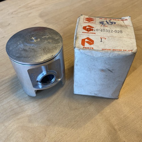 Suzuki rm250 piston 1979 - suzuki, piston.