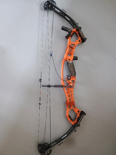 Hoyt podium left hand - x,