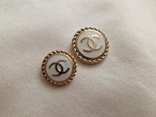 ONE WHITE ENAMEL CHANEL BUTTON