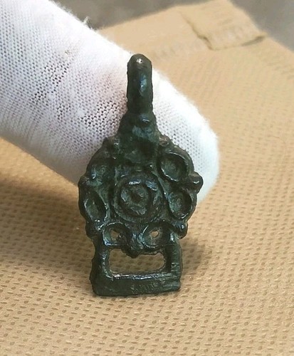 Complete tudor dress hook - complete,