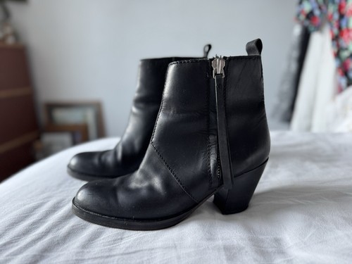 Iconic black leather pistol - black,