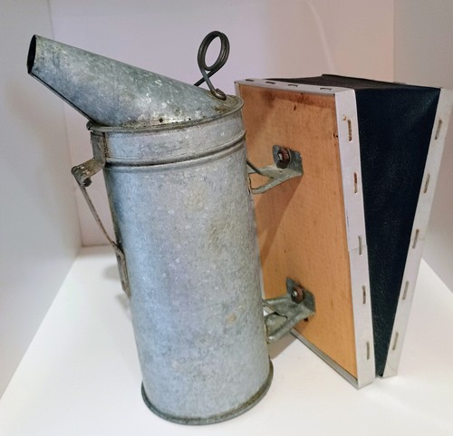 Vintage galvanized metal bee - metal,