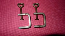 Knitting machine table clamps