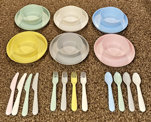 X pieces plastic plates - **,