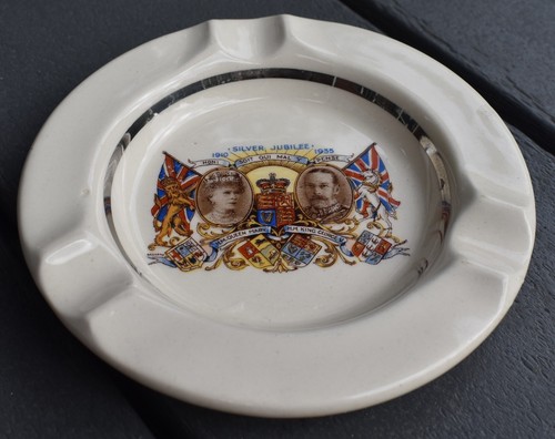 Souvenir ashtray queen - souvenir, mary