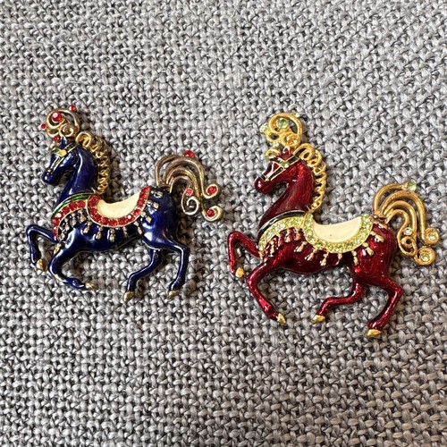 Lot horse brooch - of,