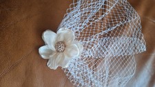 ?PRETTY OFF WHITE MESH BIRDCAGE FACE VEIL WITH CREAM FLOWER,CLIP & PIN WEDDING