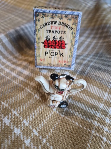 Cardew designs tiny teapots - designs,