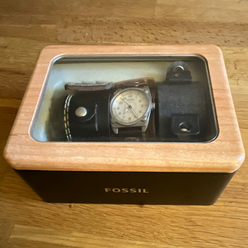 Fossil men analogue quartz - analogue,