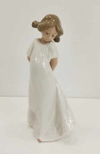 Nao lladro 1109 shy - by,