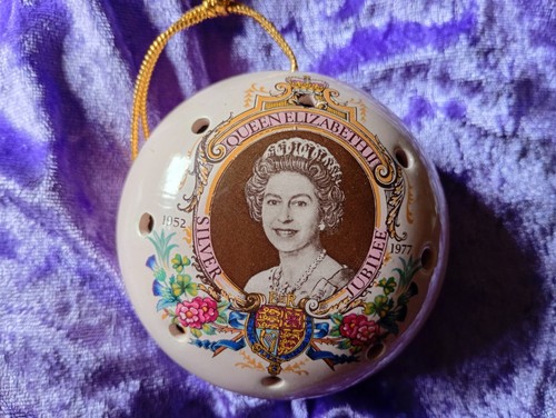 1977 queen elizabeth silver - queen,