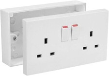 2 GANG DOUBLE 13A WALL SWITCH SWITCHED SOCKET PLUG AND BOX WHITE PLASTIC SQUARE 