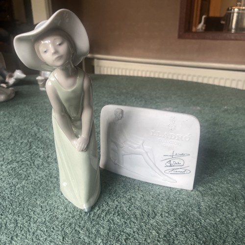 Lladro figurine elegant lady - figurine,