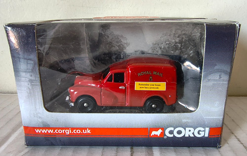 Corgi trackside morris minor - trackside,