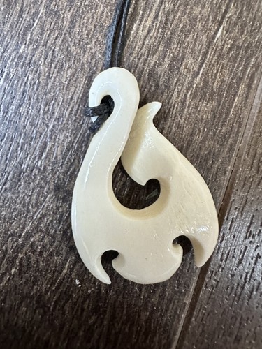 Maori fish hook - pendant, bone