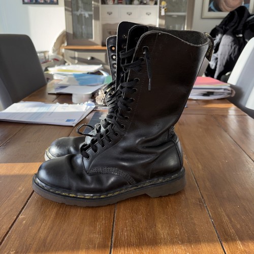 Martens airwair hole - 14,
