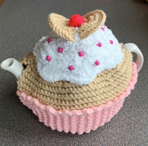 Knitted tea cosy cupcake - knitted,