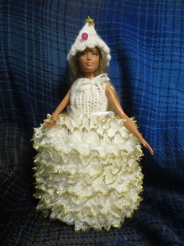 Hand knitted blond - blond, white