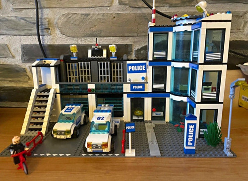 Lego city police station 7498 - station,