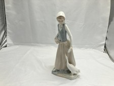 Nao LLADRO Girl Feeding Goose
