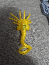 Yellow Facehugger Lanar Alien Xenomorph Warrior Action Figure Chest Burster