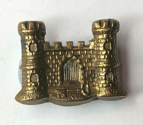 Suffolk regiment collar badge - regiment,
