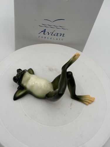 Relaxing laying back frog - on,
