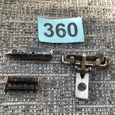 VTG SINGER SEWING MACHINE BULLET SHUTTLE 54504 Bobbin Case+ carrier, 2 bobbins