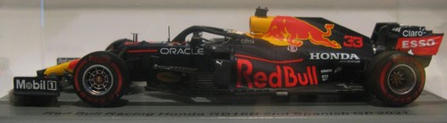 Spark s7674 red bull - 1:43,