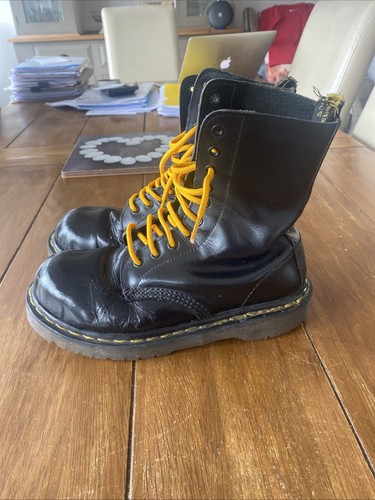 Martens airwair hole - dr, 10